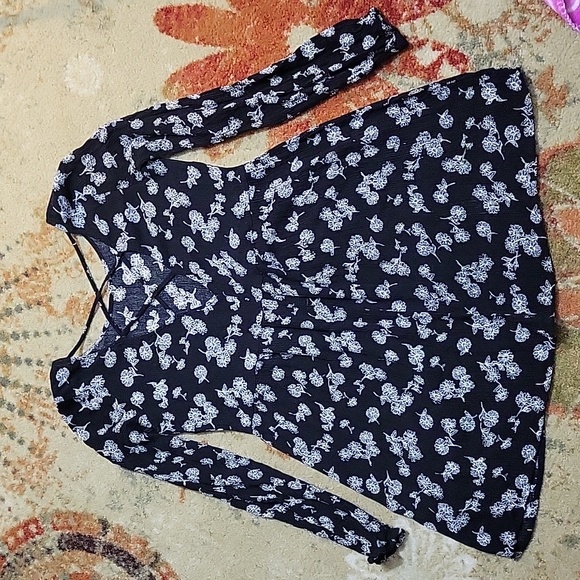 Forever 21 Tunic Longsleeve - Picture 2 of 8